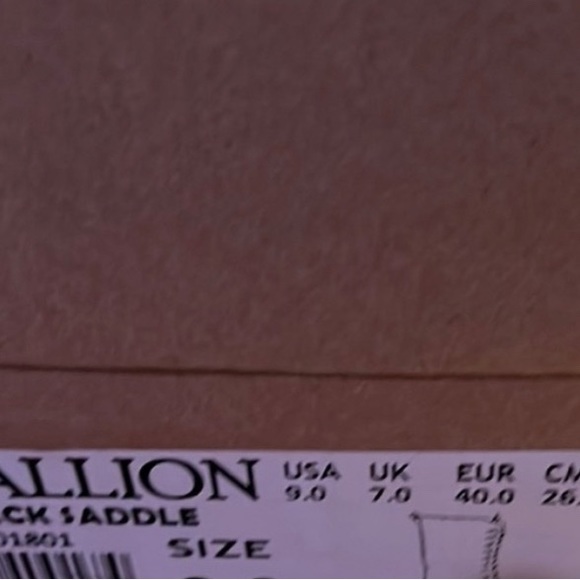 ISO‼️ ISO ‼️ Bed Stu Medallion Size 8/38‼️ - Picture 3 of 3